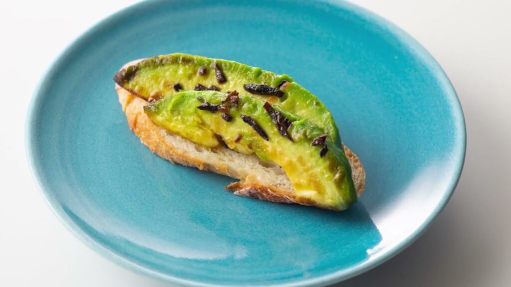 料理プロセス・焼きアボカド＆塩昆布タルティーヌ【レシピ・ラボ】