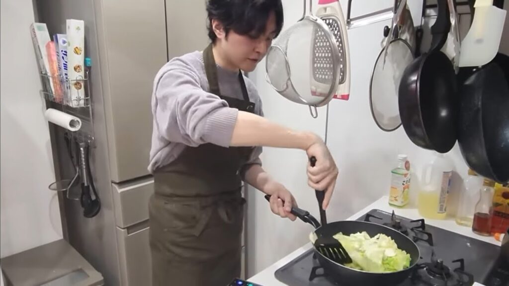 料理研究家にキャベツでまかない作らせたら一玉余裕でいけるやべえもんできた
