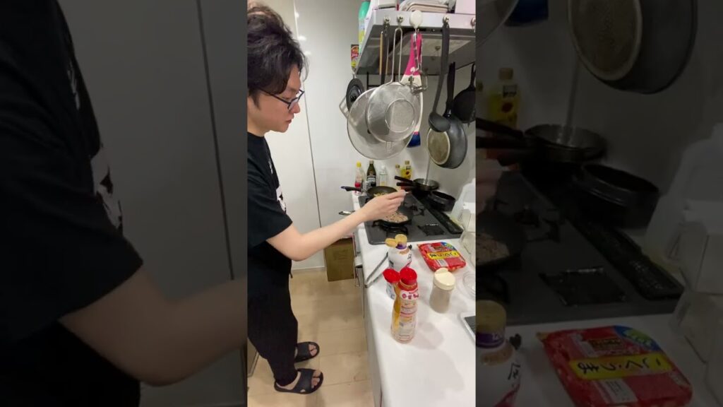 寝起きのおじさんにキムチでまかない作らせたら店レベルのやばいもんできた#shorts