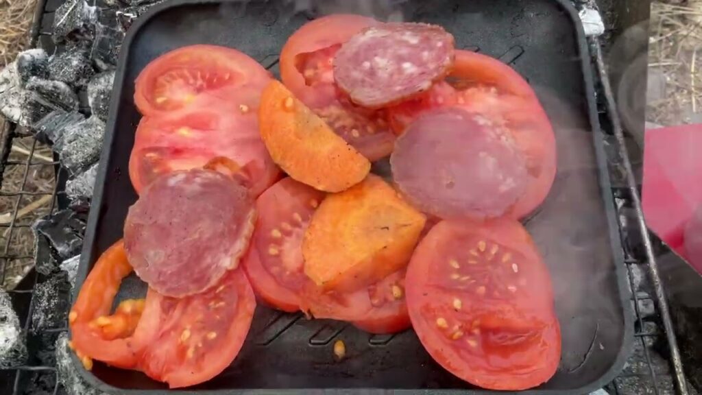 キャンプ場でホットワイン飲みながらホットサンドでおつまみお料理