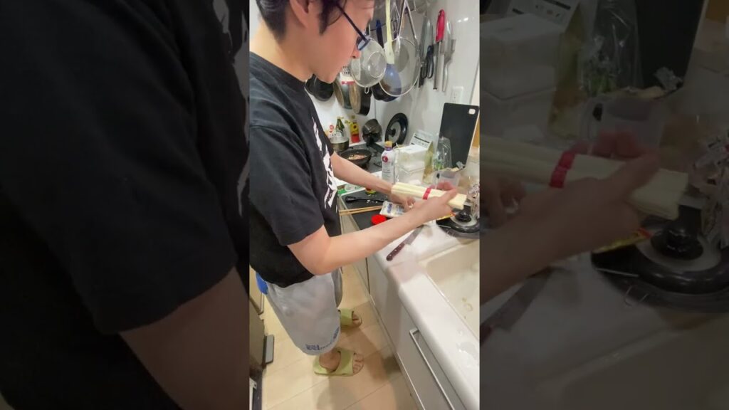 ダメ人間に去年に余ったそうめんでまかない作らせたら信じられないほどウマいヤツ出来た #shorts
