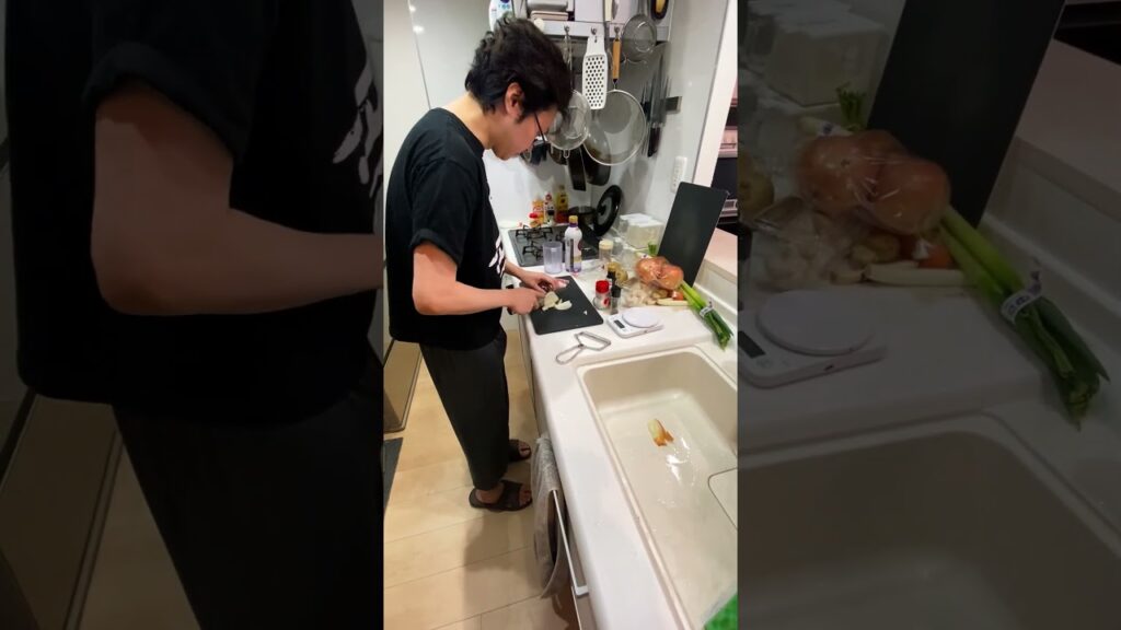 寝起きのおっさんにじゃがいもでまかないつくらせたら想像以上のもんできた【ジャーマンポテトのチーズ焼き】#shorts