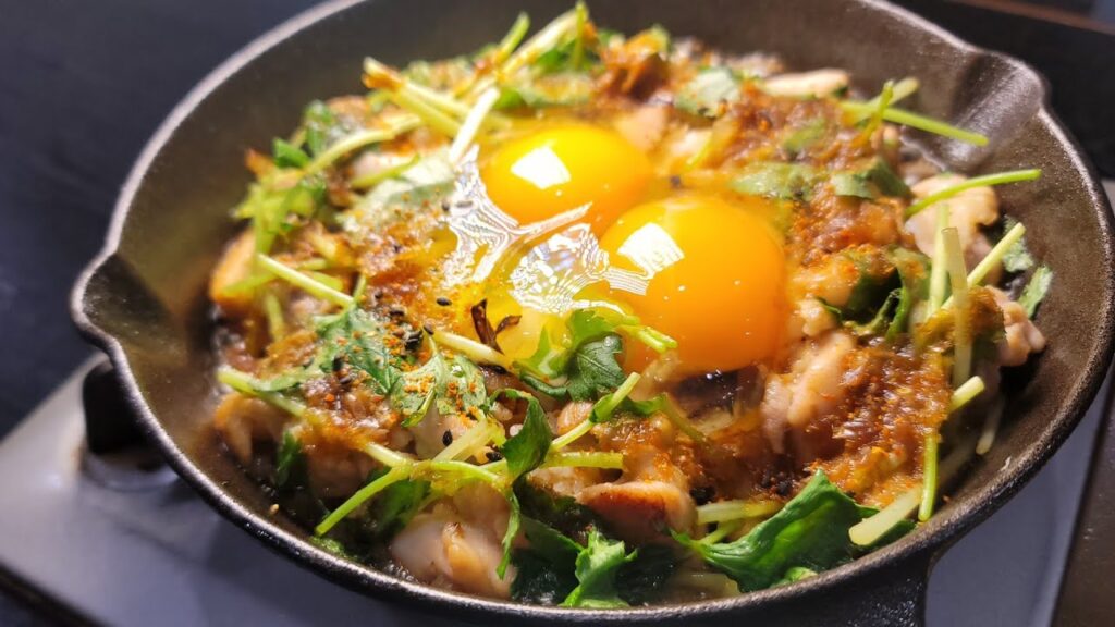 正直、普通の親子丼に戻れなくなるほどウマです。生卵を鉄板で焼くヤバい親子丼【鉄板親子丼】