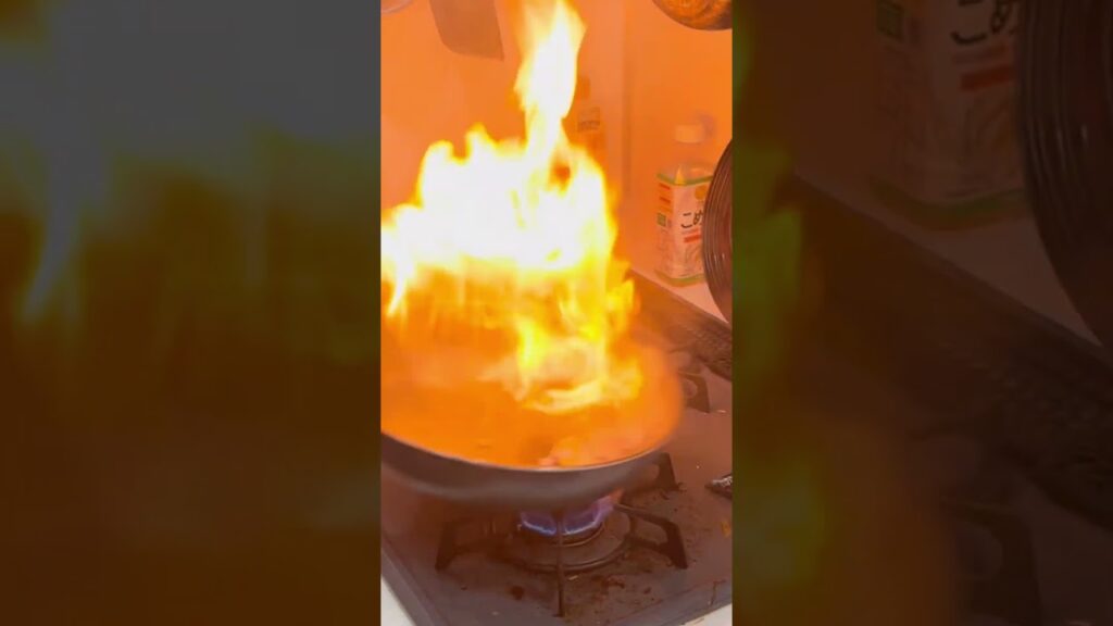 かなりガチめに絶賛されたこの焼きそばを見てほしい。水ではなく【アレ】入れます #リュウジ #料理 #shorts