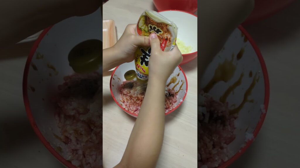 【至高の晩酌】妻のために餃子を娘と一緒に作ったよ!!【料理vlog/リュウジ/人気/簡単/基本/初心者】 #shorts